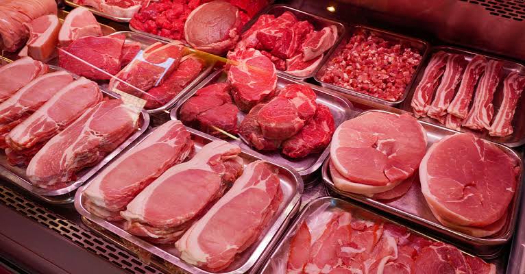 لحوم مجمدة تُباع على أنها طازجة