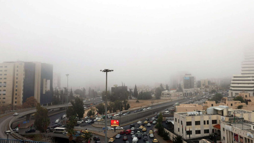 أجواء خريفية وزخات مطر محتملة الجمعة.. وتحذيرات من الضباب والانزلاق